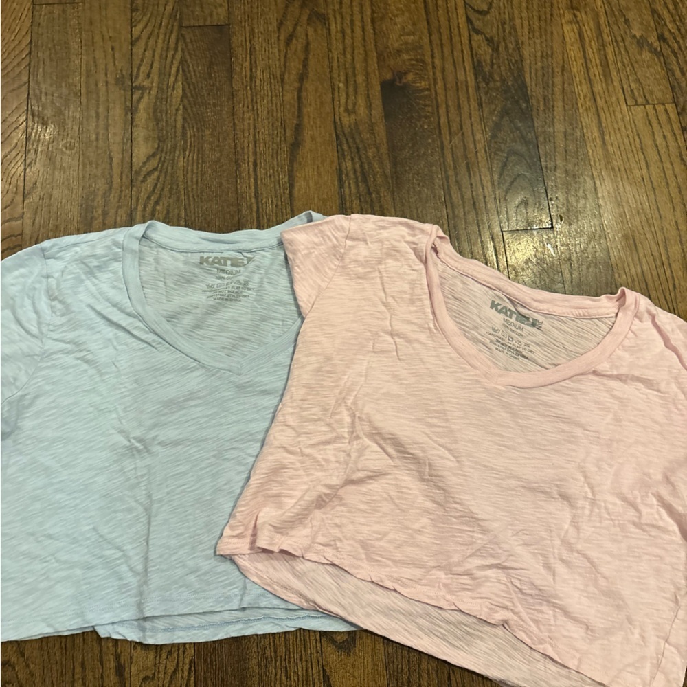 Bundle Katie J NYC cropped V-Neck T-Shirts - Light Blue and light Pink - M
